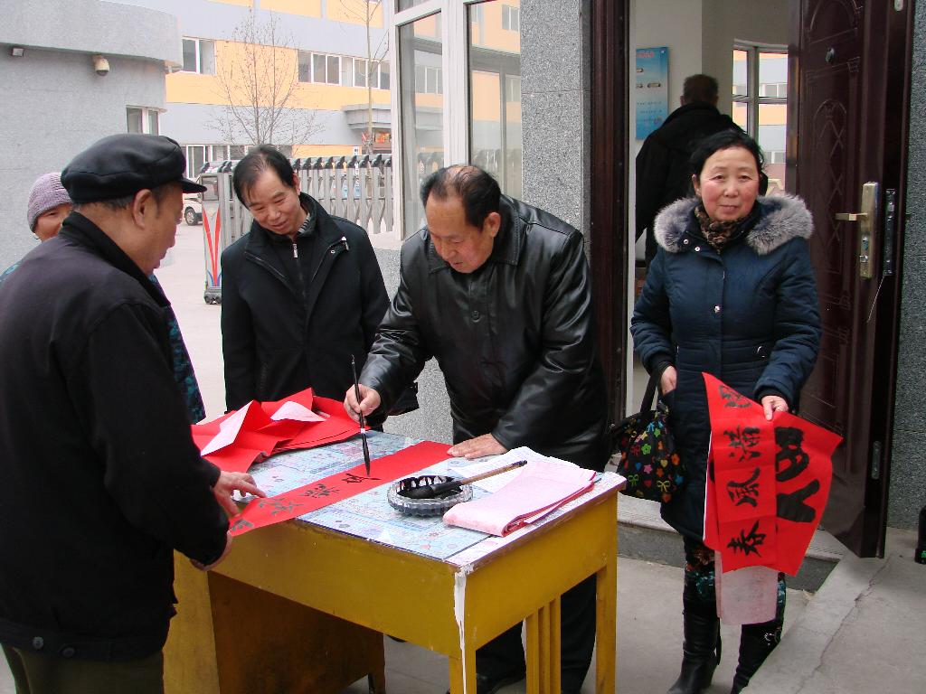 书法家刘明现场为群众书写春联 书法家刘明现场为群众书写春联