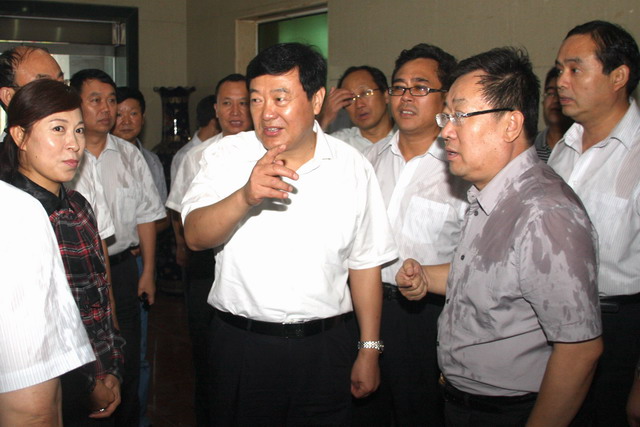在陕西煤业化工集团董事长华炜,铜川市市长王莉霞,铜川矿业公司总经理