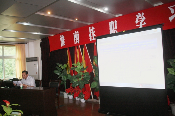 该矿党委书记李国璧和与会人员交流学习体会