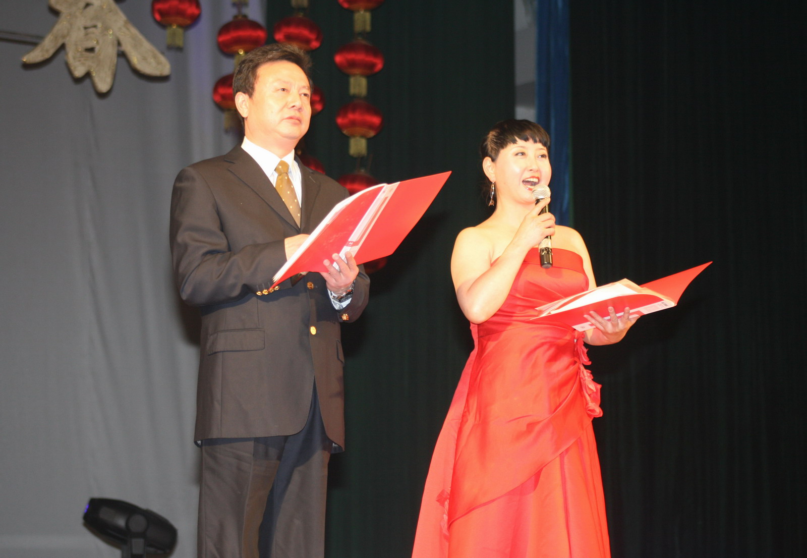 慰问演出由省曲艺家协会副主席,省电视台《秦之声》著名节目主持人