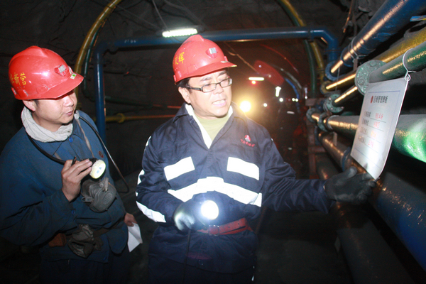 下石节煤矿矿长李文辉深入井下检查工作 下石节煤矿矿长李文辉深入井下检查工作