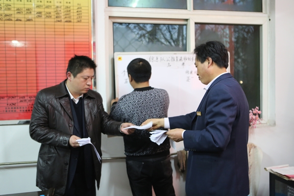 工作人员现场计票 工作人员现场计票