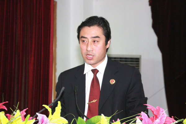 耀州区人民检察院预防职务犯罪科科长李玉峰同志代表检察干部做表态发言