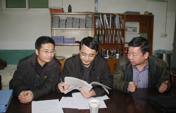 检查组成员查看该矿质量标准化建设基础资料 检查组成员查看该矿质量标准化建设基础资料