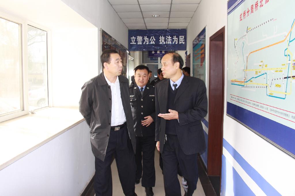 铜川市人民政府市长助理、市局党委书记、局长高毅(左一)深入虹桥分局检查基层派出所建设 铜川市人民政府市长助理、市局党委书记、局长高毅(左一)深入虹桥分局检查基层派出所建设