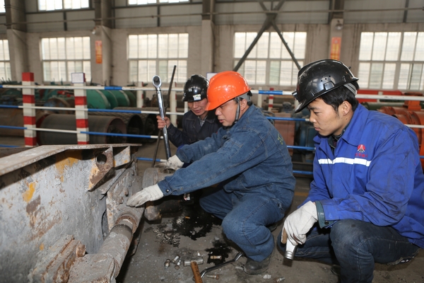 该矿技术职工与厂方技术人员精心维护综掘设备 该矿技术职工与厂方技术人员精心维护综掘设备