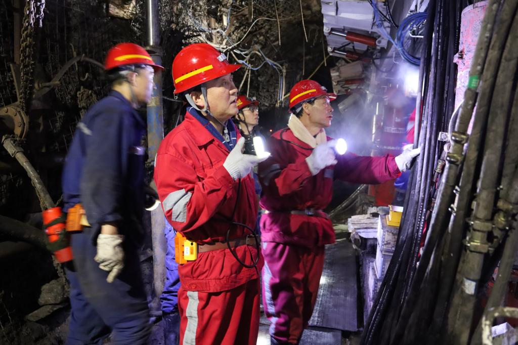 周华荣深入下石节矿检查指导工作