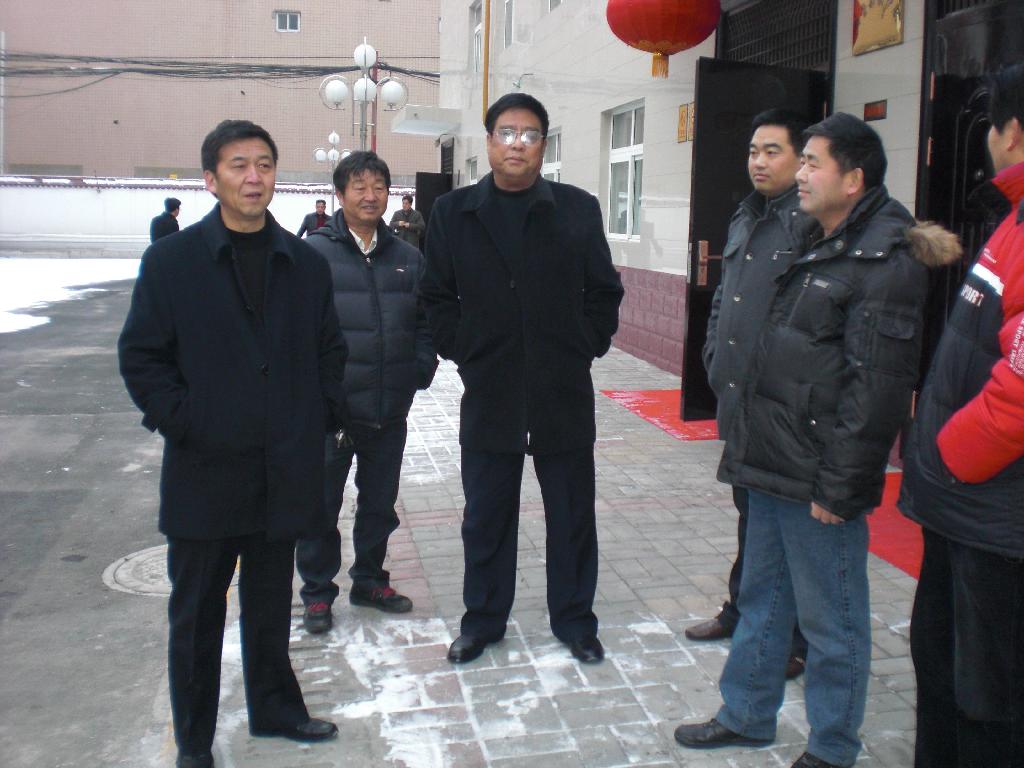 李先锋总经理代表公司党政对事务中心干部职工进行慰问并讲话