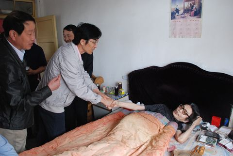 孙鹏、莫伸一行看望鸭口矿轮椅诗人王铁毛-