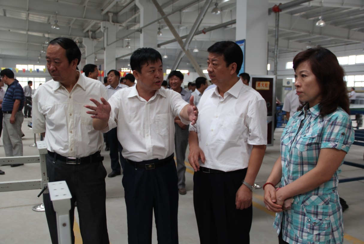 市委书记冯新柱、市长王莉霞深入欣塑公司调研