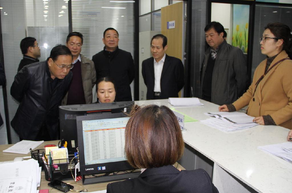 常务副市长严维佳来局检查指导医保移交工作-