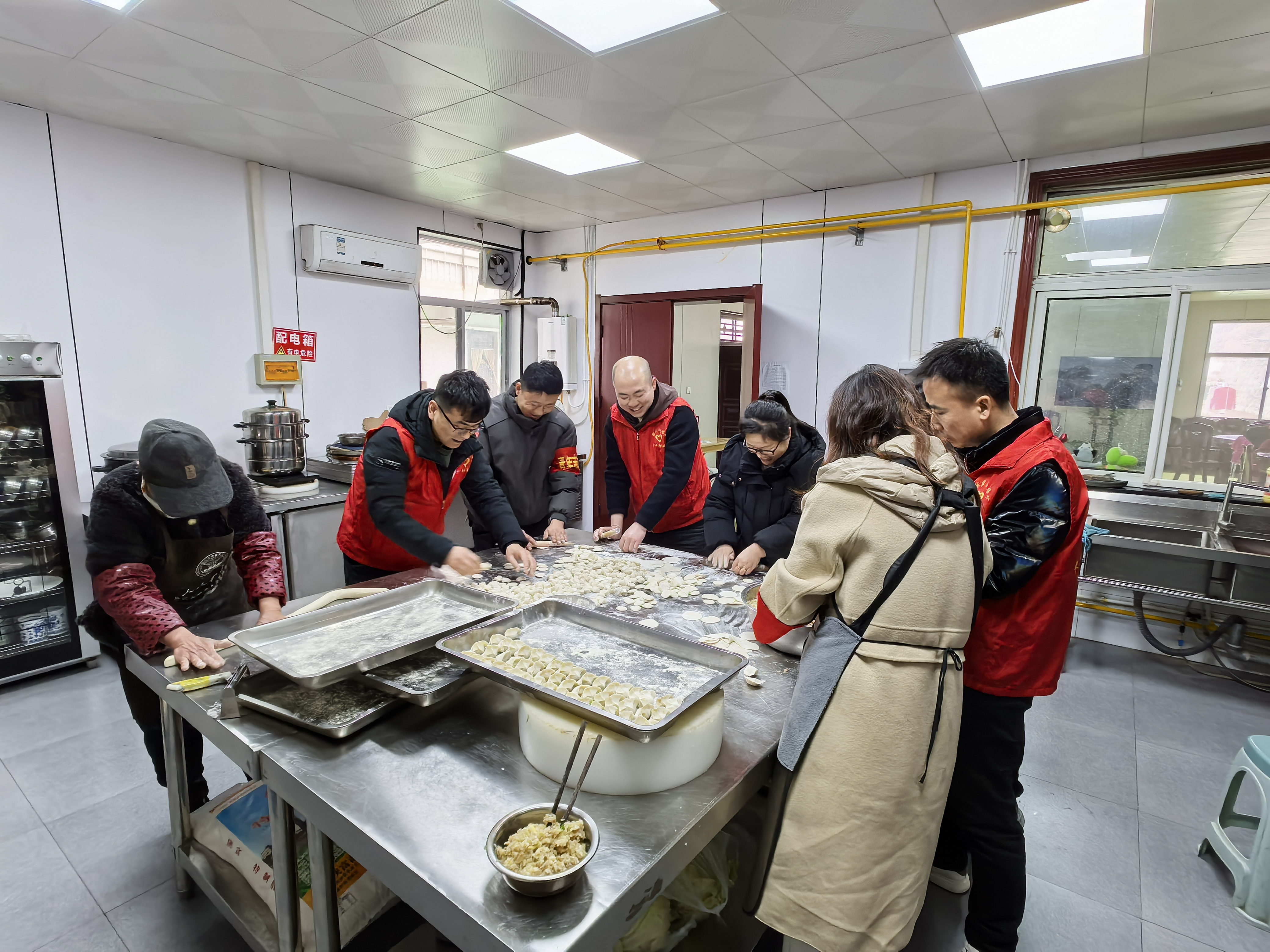 志愿者为敬老院老人包饺子