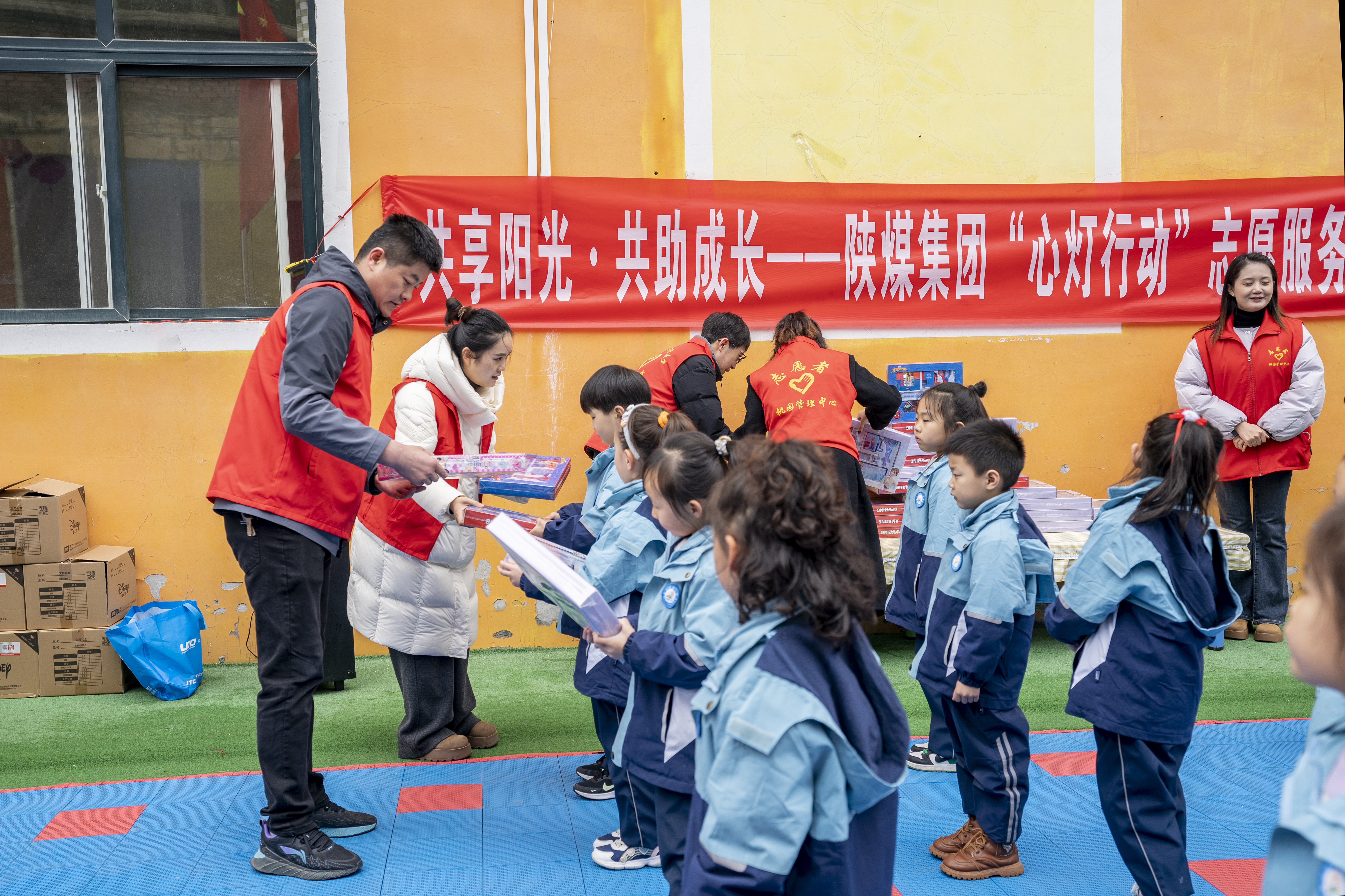 公司团委组织青年志愿者在桃园小区心蕊幼儿园开展“共享阳光·共助成长