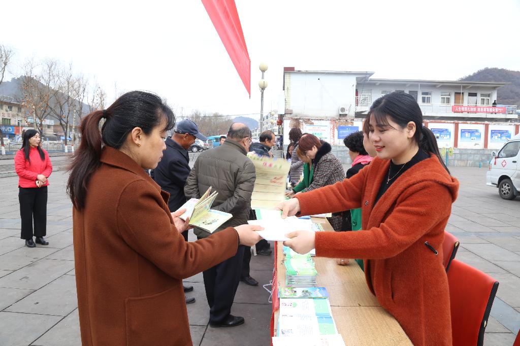 雷锋活动日，志愿者们在义务宣传健康、环保等知识