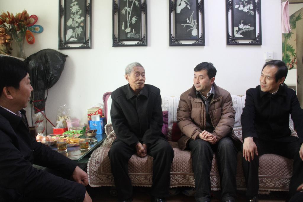 领导与《唱支山歌给党... 